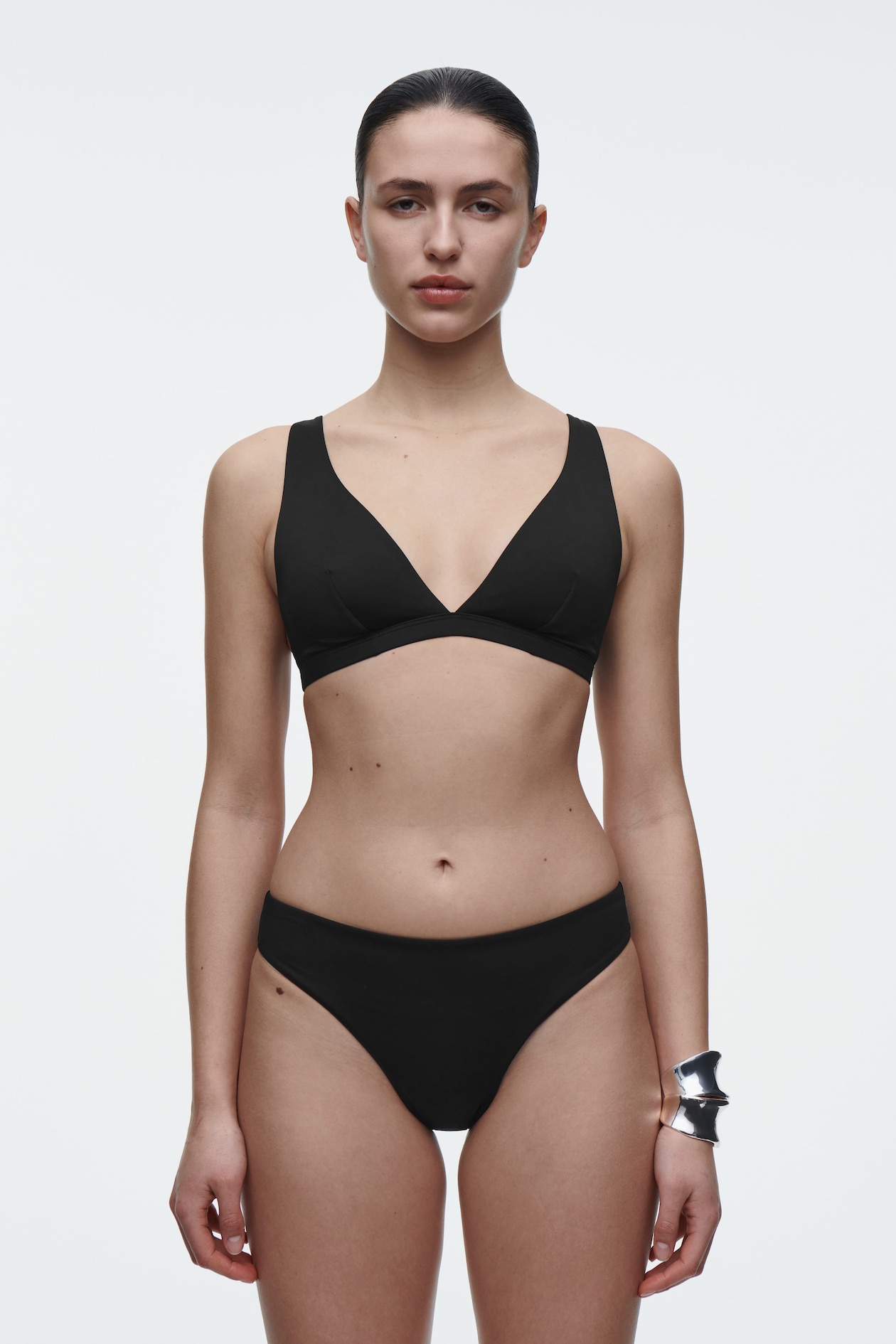 Верх бикини с удлиненной линией чашки COS, черный
Верх бикини с удлиненной линией чашки COS, черный