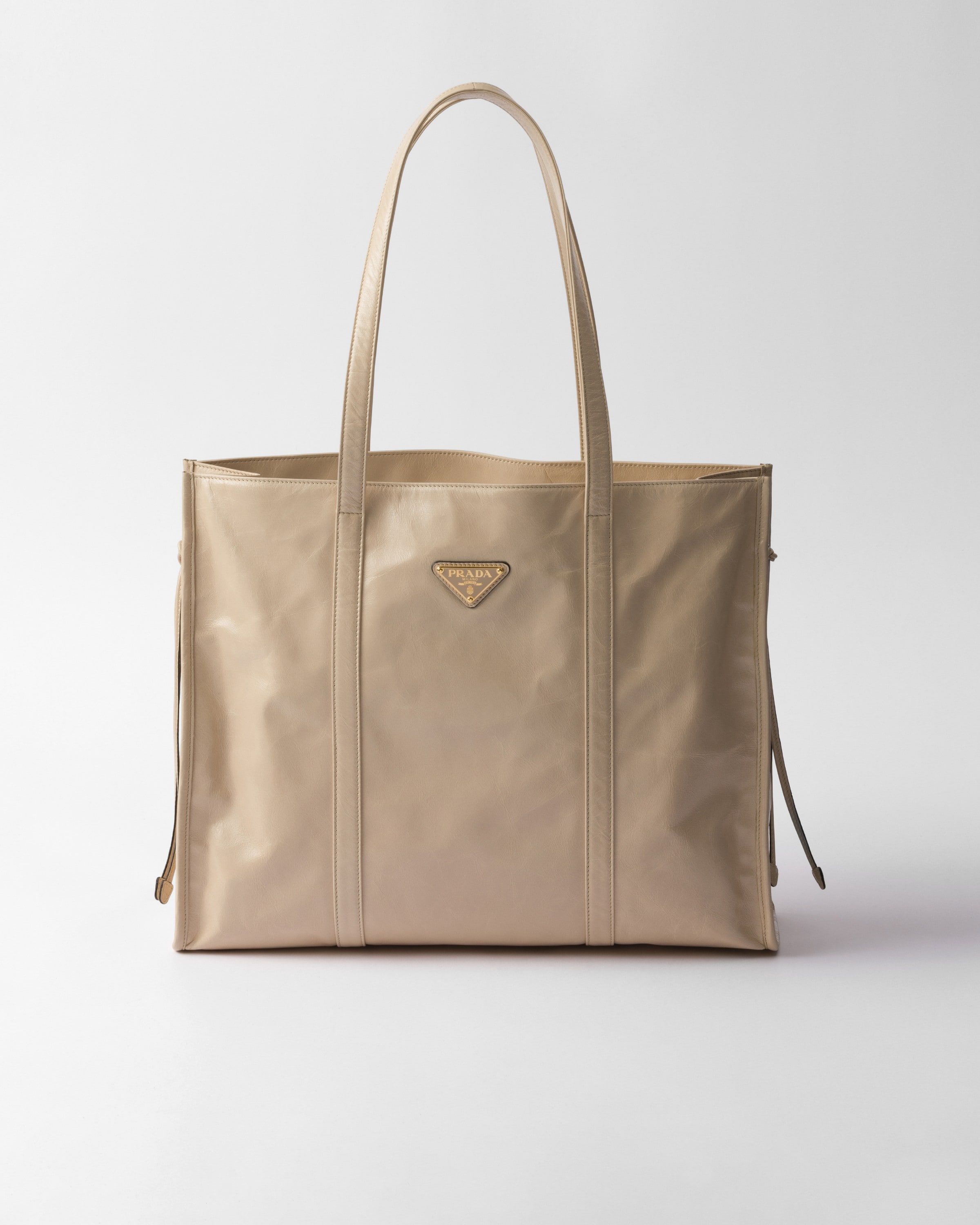 Большая кожаная сумка-тоут Prada, травертин
Большая кожаная сумка-тоут Prada, травертин