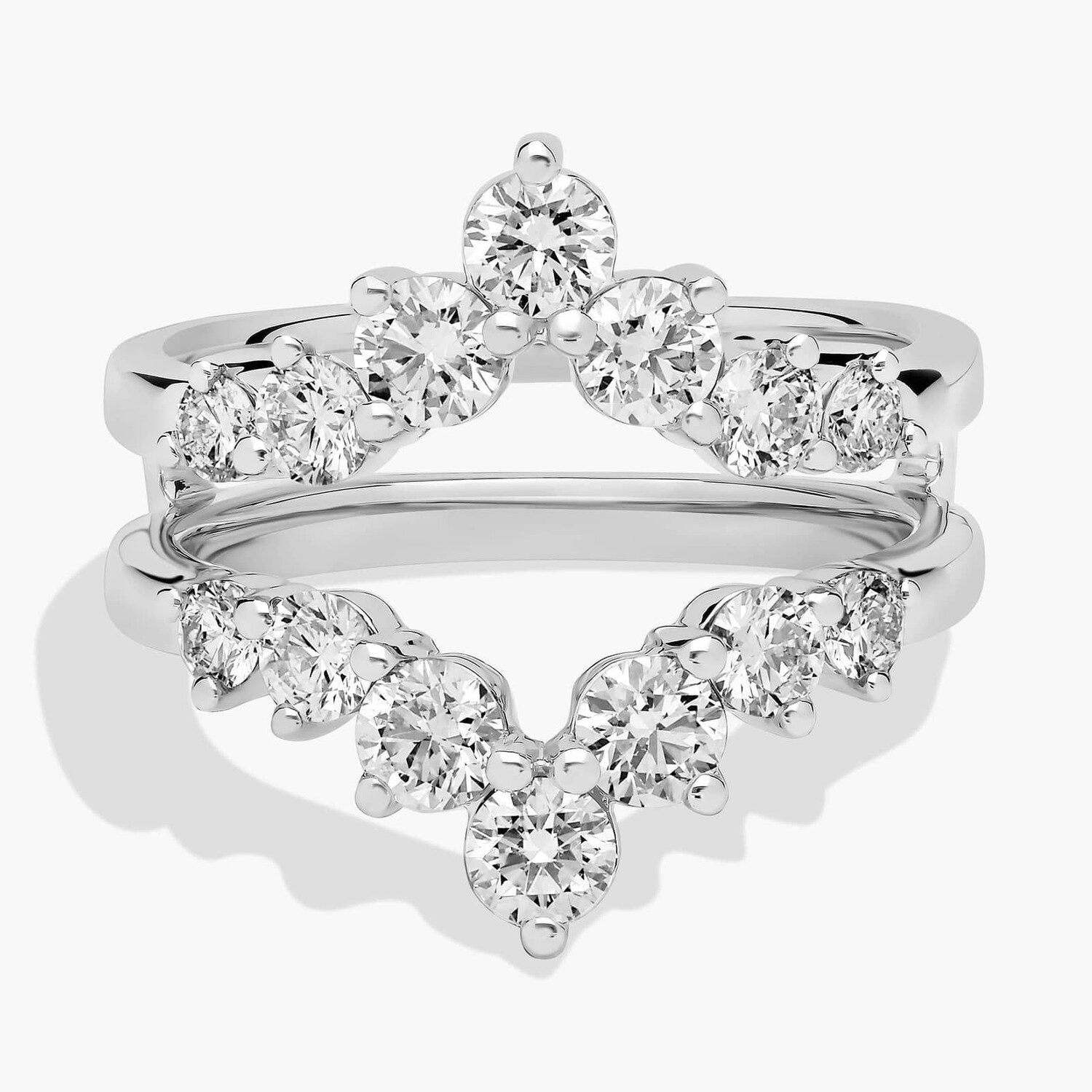 Кольцо с бриллиантовой вставкой в форме заостренной короны из 18-каратного белого золота (1 1/2 карата). Blue Nile