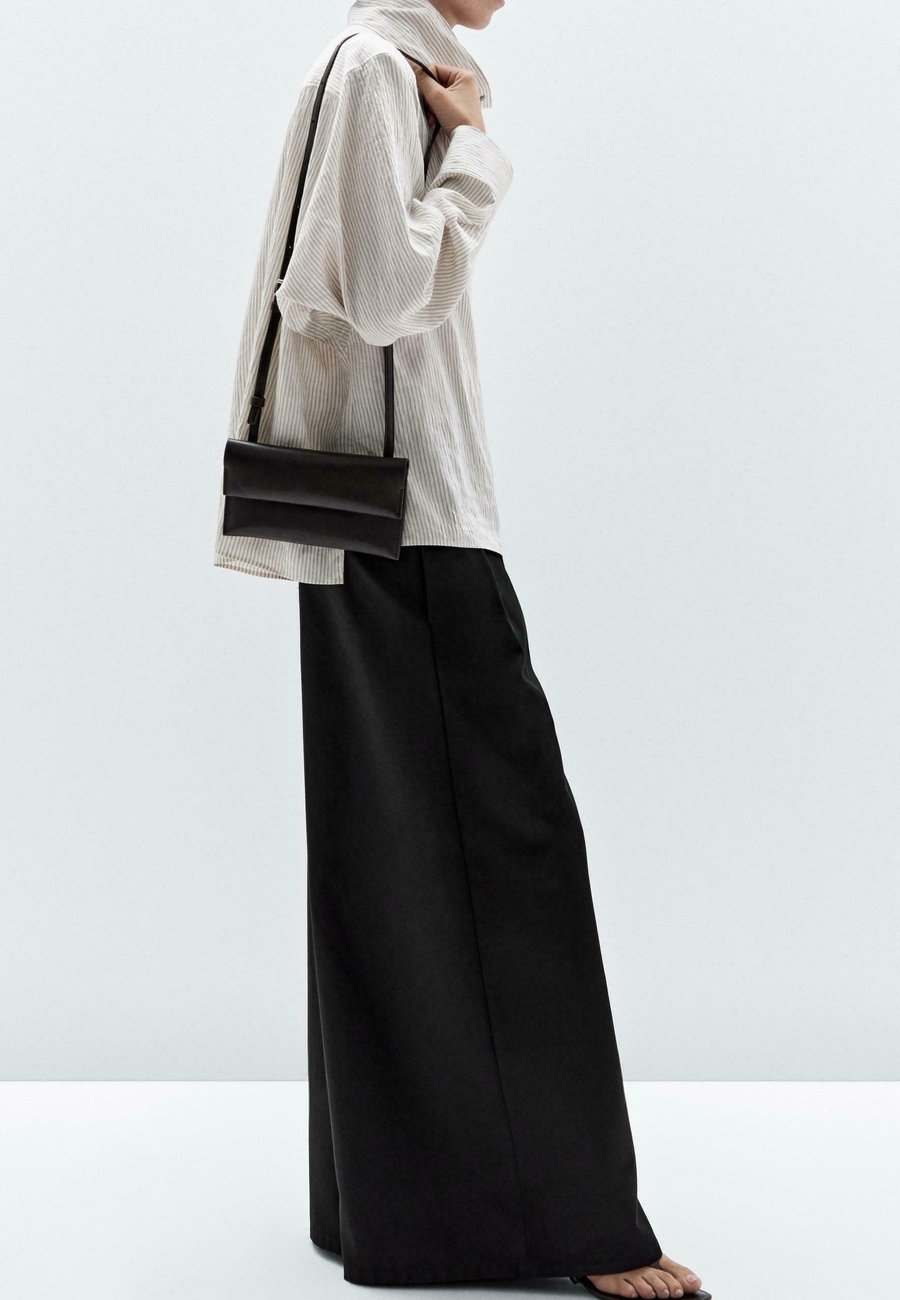 Сумка кросс-боди Massimo Dutti Cross body bag, Dark Brown
Сумка кросс-боди Massimo Dutti Cross body bag, Dark Brown