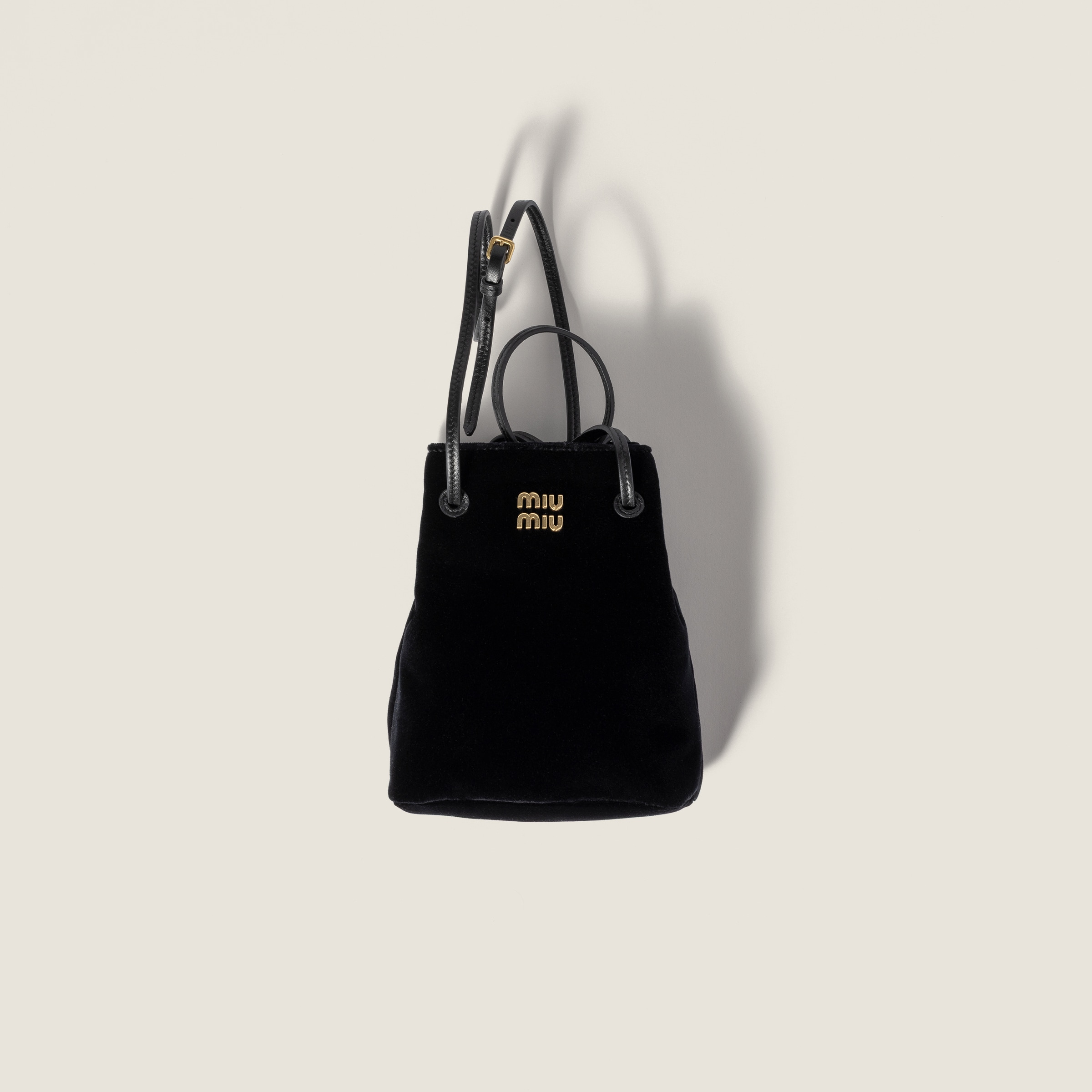 Велюровый мешочек MIU MIU, черный
Велюровый мешочек MIU MIU, черный