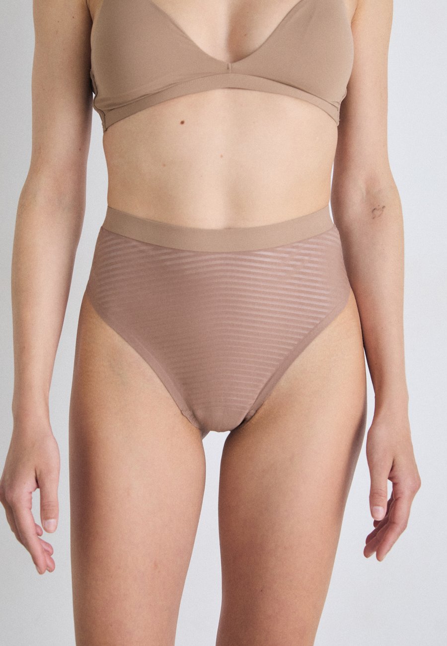 Трусы Spanx SPANXSHAPE INVISIBLE SUPIMA COTTON THONG, Beige
Трусы Spanx SPANXSHAPE INVISIBLE SUPIMA COTTON THONG, Beige