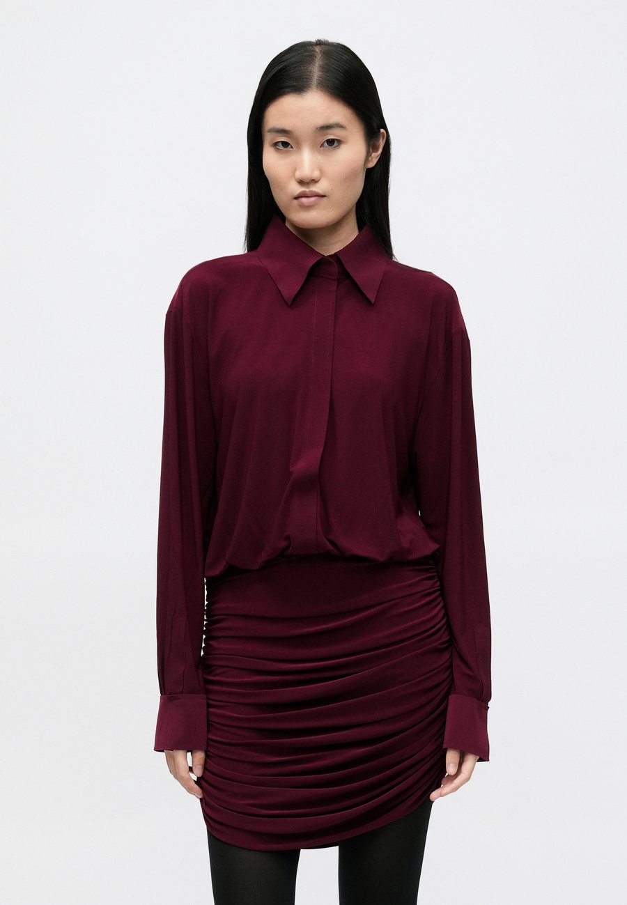Платье Norma Kamali BOYFRIEND SHIRT SHIRRED SKIRT DRESS, Plum/Bordeaux
Платье Norma Kamali BOYFRIEND SHIRT SHIRRED SKIRT DRESS, Plum/Bordeaux