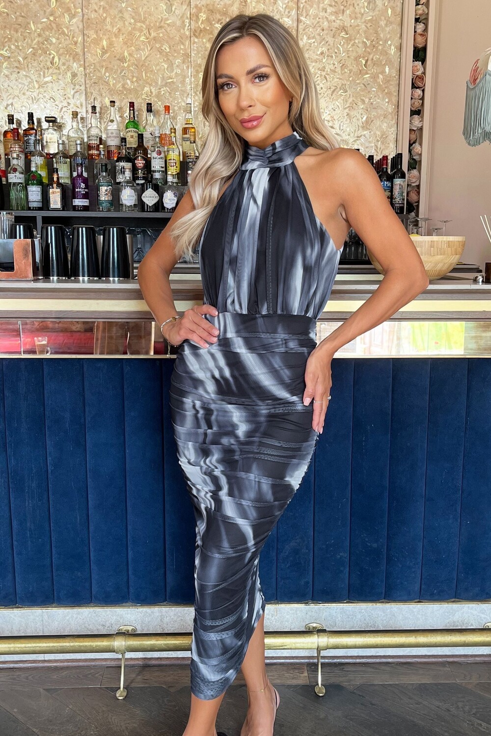 Платье миди из сетки с мраморным принтом, воротником халтер и сборками Ax Paris, черный