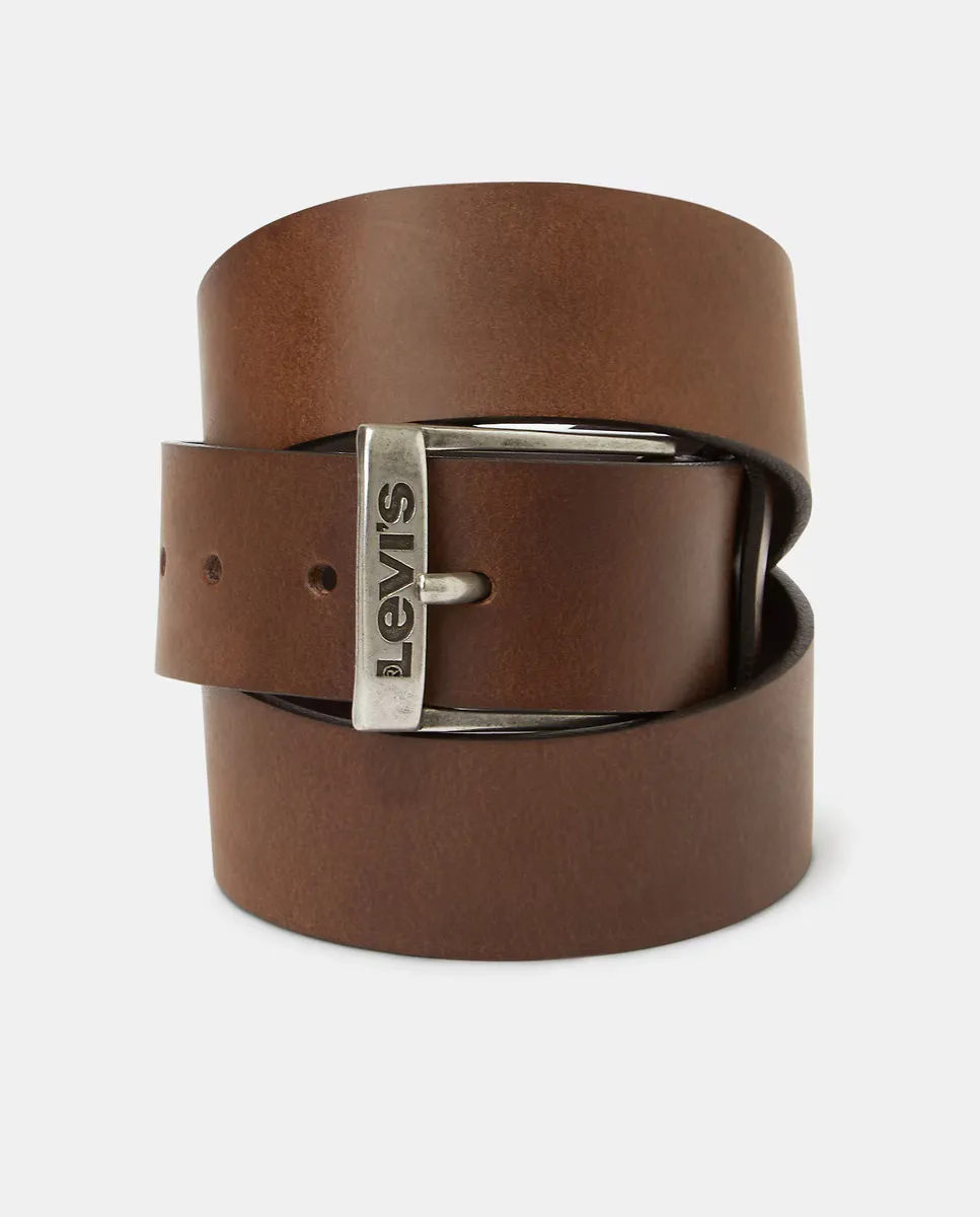 Кожаный ремень с пряжкой с логотипом Levi's, коричневый
Кожаный ремень с пряжкой с логотипом Levi's, коричневый