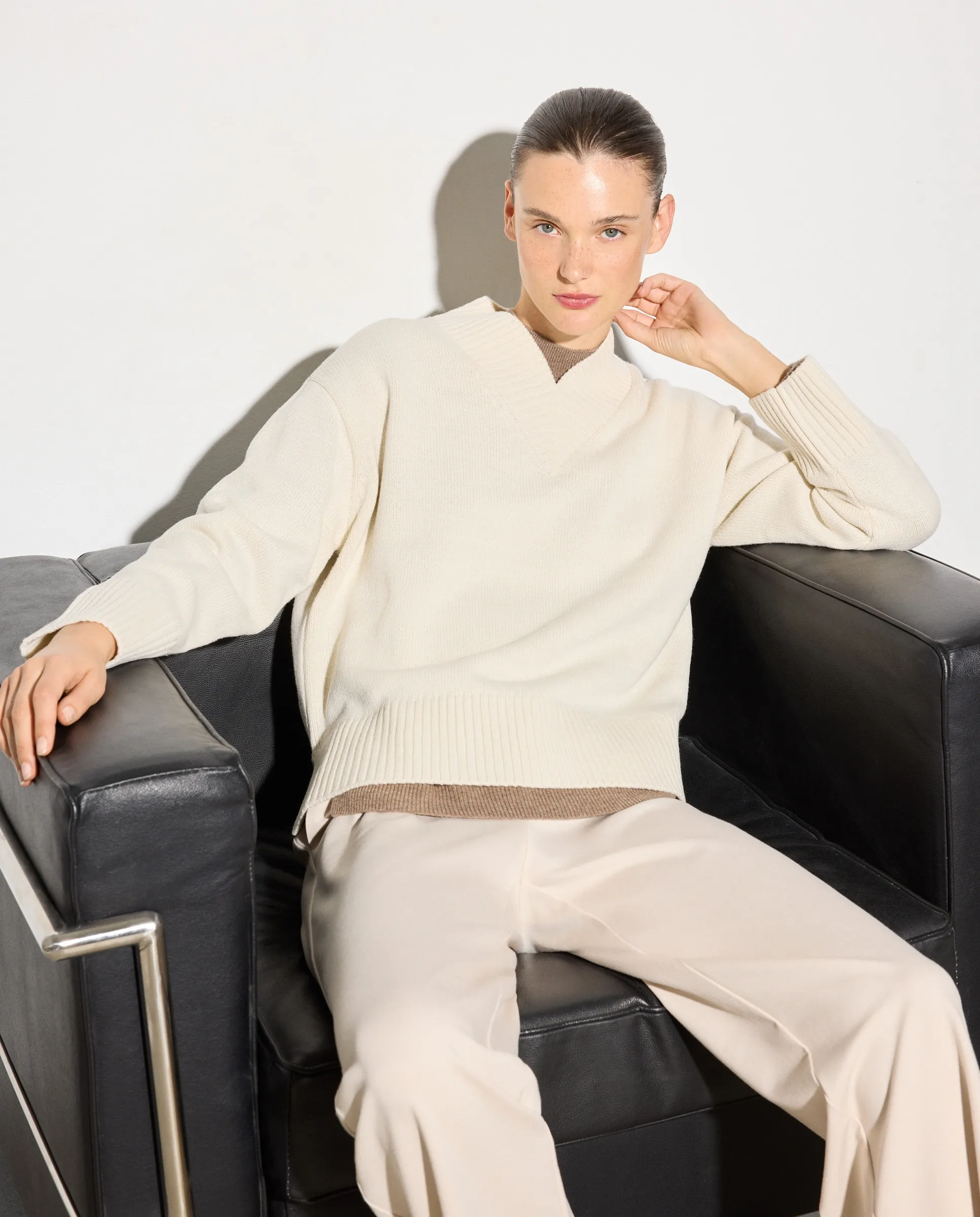 Женский свитер крупной вязки с закрытым V-образным вырезом Woman El Corte Inglés, экрю
Женский свитер крупной вязки с закрытым V-образным вырезом Woman El Corte Inglés, экрю