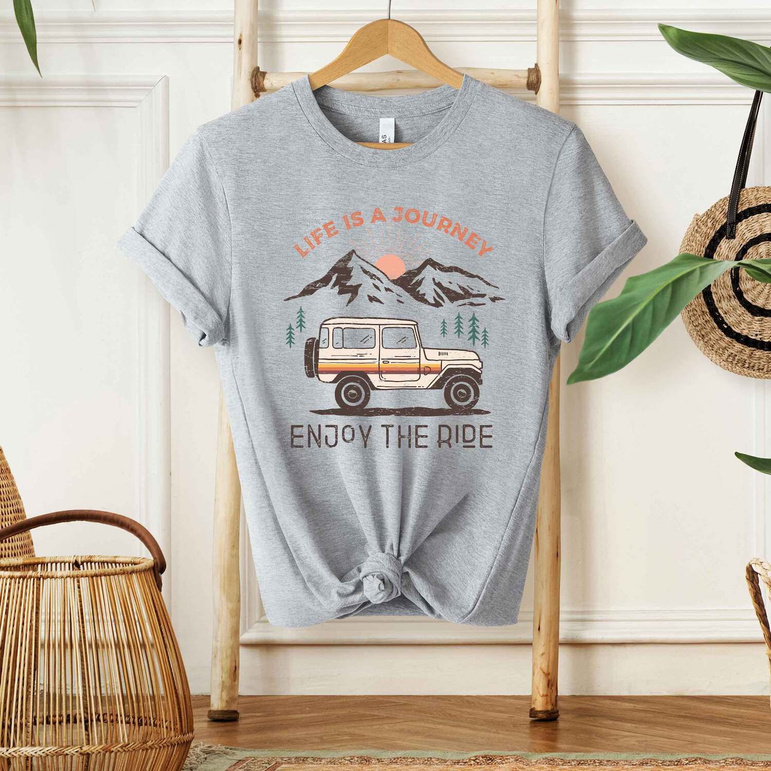 Футболка Life Is A Journey с короткими рукавами и рисунком Simply Sage Market
Футболка Life Is A Journey с короткими рукавами и рисунком Simply Sage Market