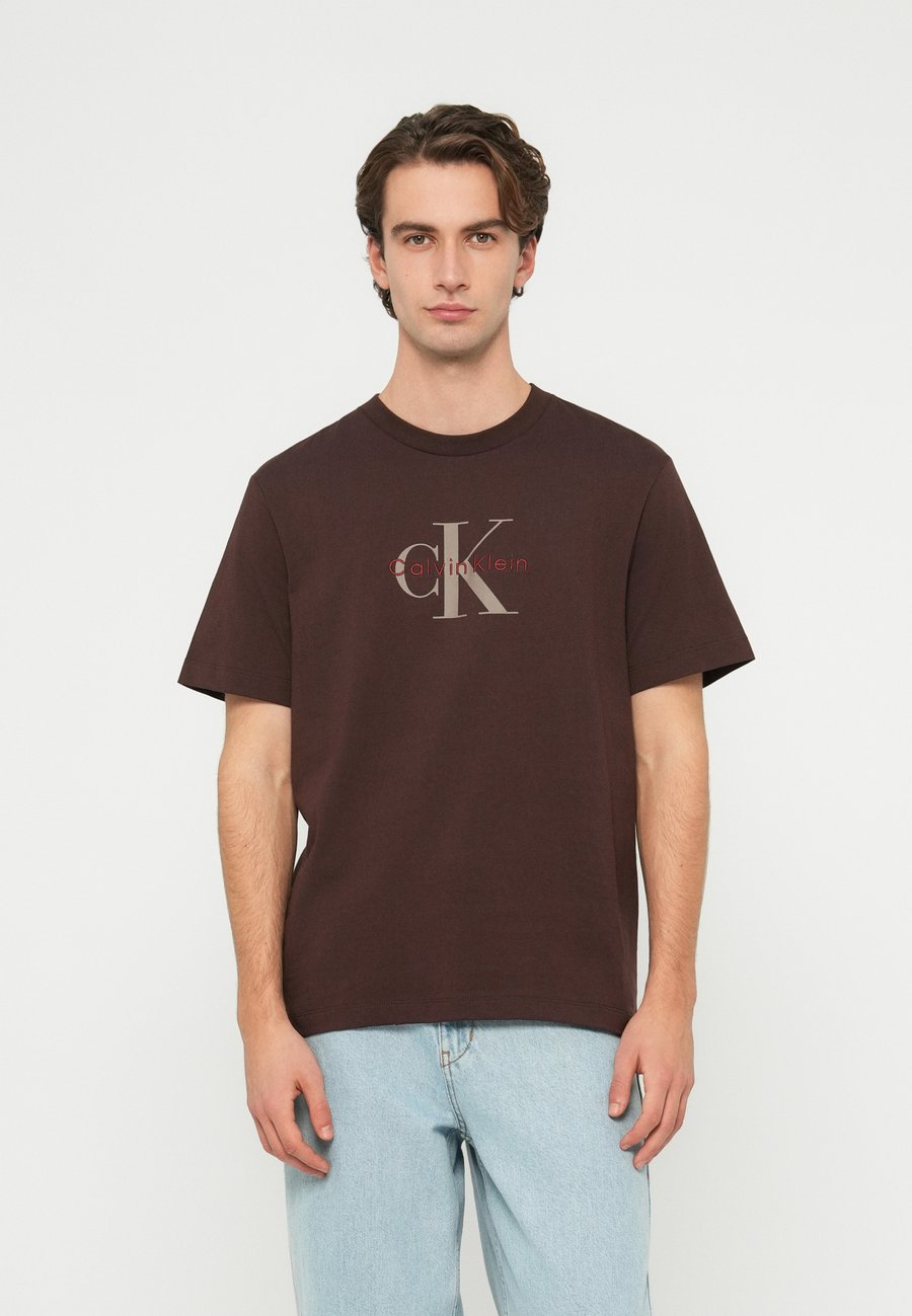 Футболка Calvin Klein Jeans HERO MONOLOGO TEE 20S, Rich Brown/Dark Brown, Коричневый, Футболка Calvin Klein Jeans HERO MONOLOGO TEE 20S, Rich Brown/Dark Brown
Футболка Calvin Klein Jeans HERO MONOLOGO TEE 20S, Rich Brown/Dark Brown, Коричневый, Футболка Calvin Klein Jeans HERO MONOLOGO TEE 20S, Rich Brown/Dark Brown
