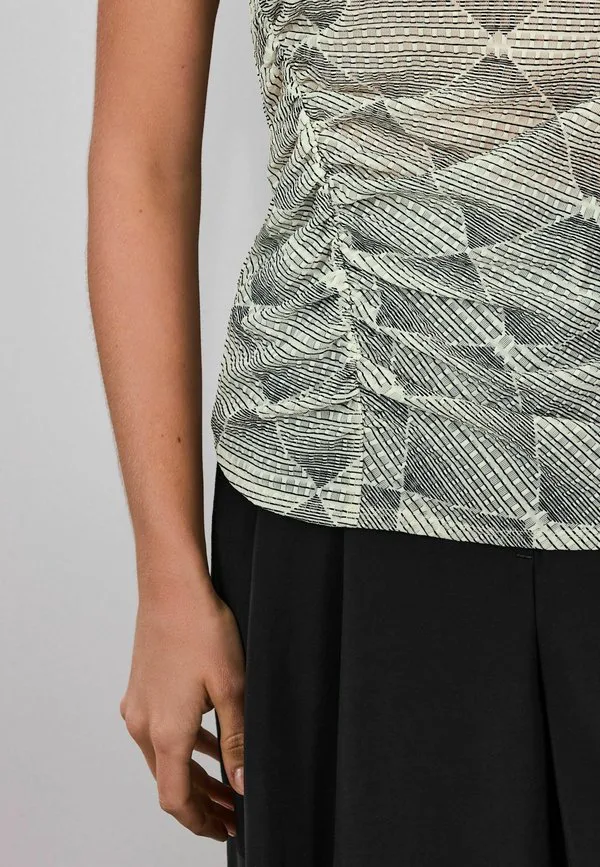 Футболка прямого кроя с присборенной текстурированной драпировкой, короткими рукавами и вырезом-лодочкой с принтом. Next, Ecru Geo Print, Бежевый, Футболка прямого кроя с присборенной текстурированной драпировкой, короткими рукавами и вырезом-лодочкой с п
Футболка прямого кроя с присборенной текстурированной драпировкой, короткими рукавами и вырезом-лодочкой с принтом. Next, Ecru Geo Print, Бежевый, Футболка прямого кроя с присборенной текстурированной драпировкой, короткими рукавами и вырезом-лодочкой с п