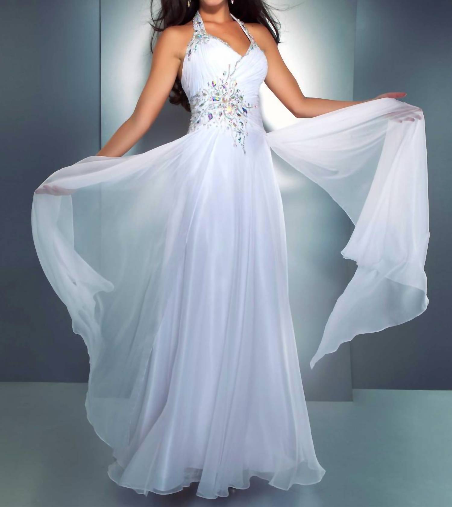 Струящееся платье-халтер белого цвета Mac Duggal
Струящееся платье-халтер белого цвета Mac Duggal