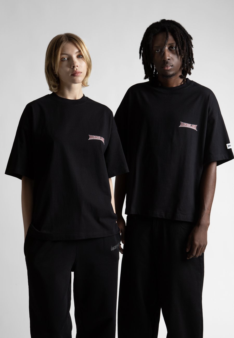 Футболка Wasted Paris PUSHER BOXY UNISEX, Black, Черный, Футболка Wasted Paris PUSHER BOXY UNISEX, Black
Футболка Wasted Paris PUSHER BOXY UNISEX, Black, Черный, Футболка Wasted Paris PUSHER BOXY UNISEX, Black