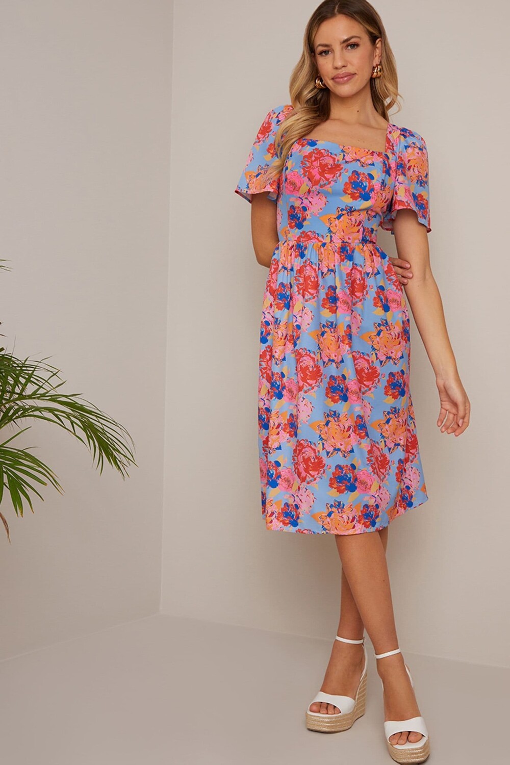 Платье миди с цветочным узором и квадратным вырезом Chi Chi London, синий
Платье миди с цветочным узором и квадратным вырезом Chi Chi London, синий