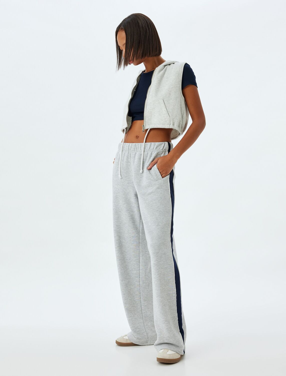 Koton Широкие брюки в сером цвете
Koton Широкие брюки в сером цвете