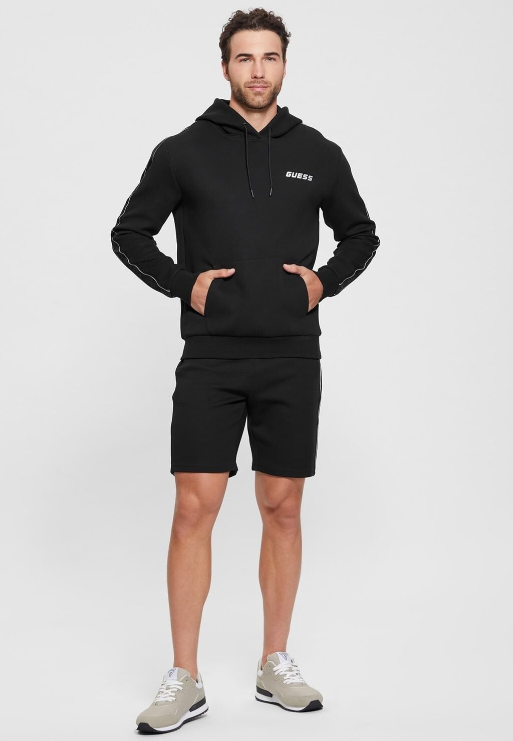 Толстовка с капюшоном LOGOBAND Guess, черный
Толстовка с капюшоном LOGOBAND Guess, черный