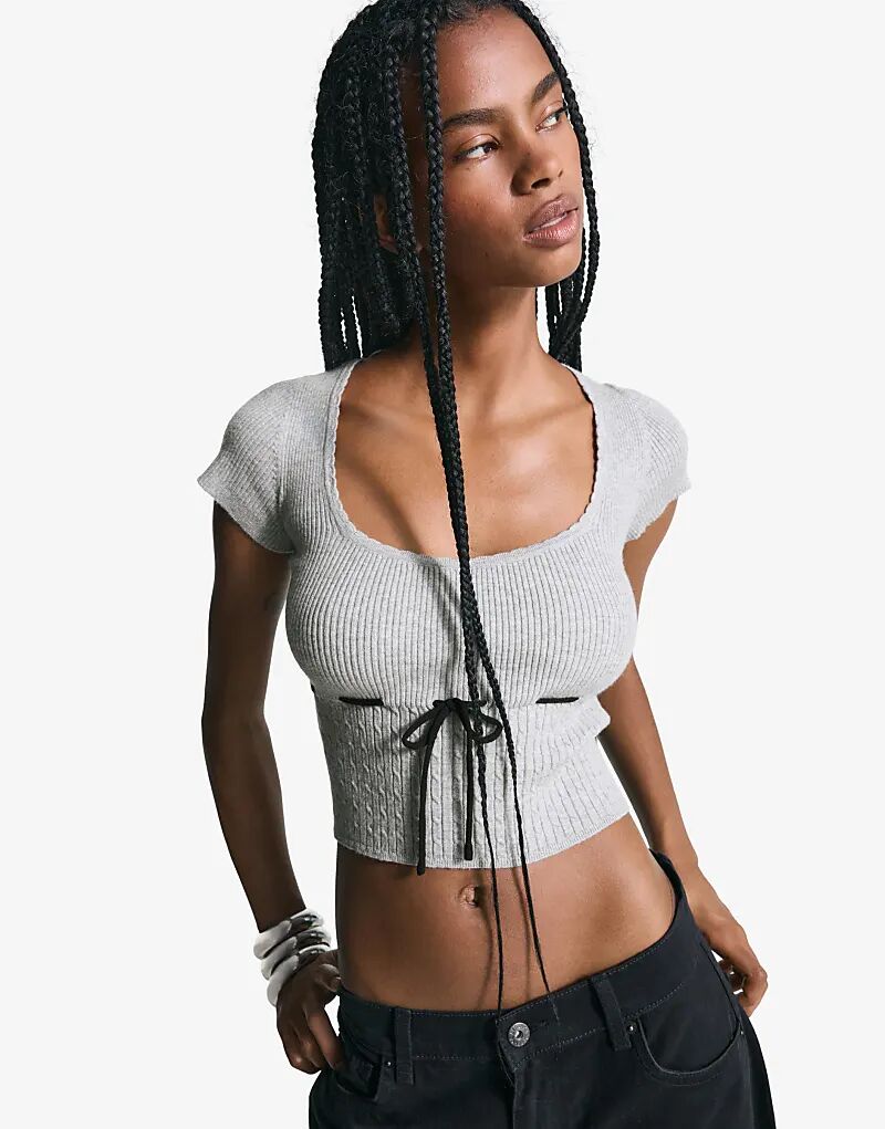 Свитер Bershka с короткими рукавами и завязкой, серый.
Свитер Bershka с короткими рукавами и завязкой, серый.