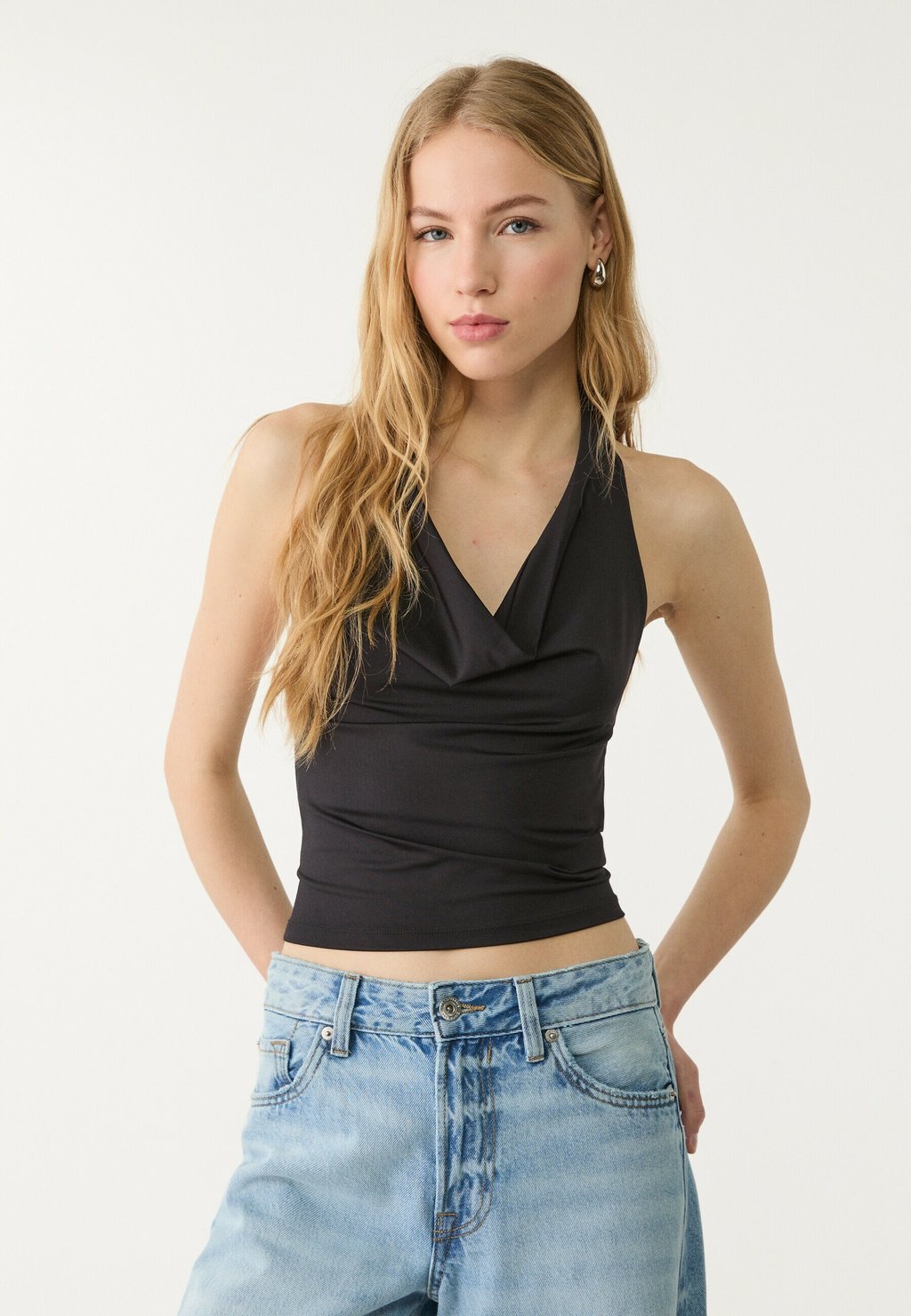 Топ HALTER WITH COWL NECKLINE Stradivarius, черный
Топ HALTER WITH COWL NECKLINE Stradivarius, черный