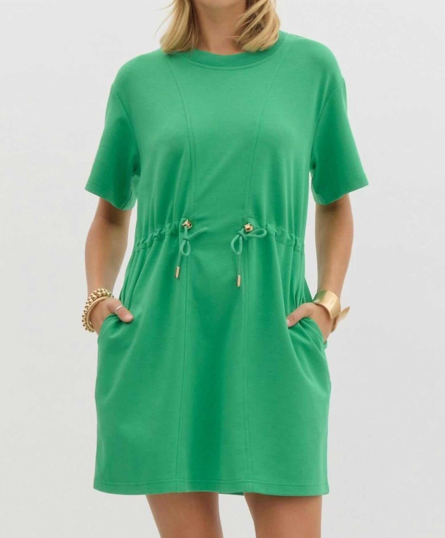 Платье с кулиской на талии в зеленом цвете Entro
Платье с кулиской на талии в зеленом цвете Entro