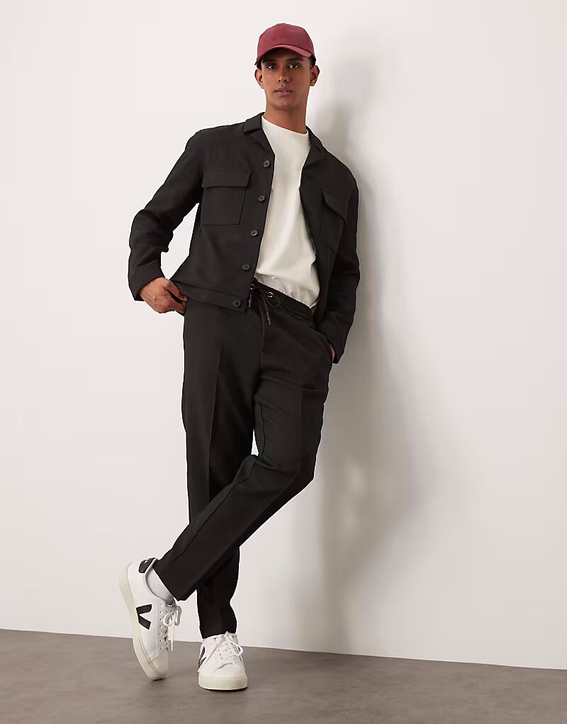 Зауженные элегантные брюки ASOS DESIGN из комплекта с застежкой на талии в черный рубчик
Зауженные элегантные брюки ASOS DESIGN из комплекта с застежкой на талии в черный рубчик