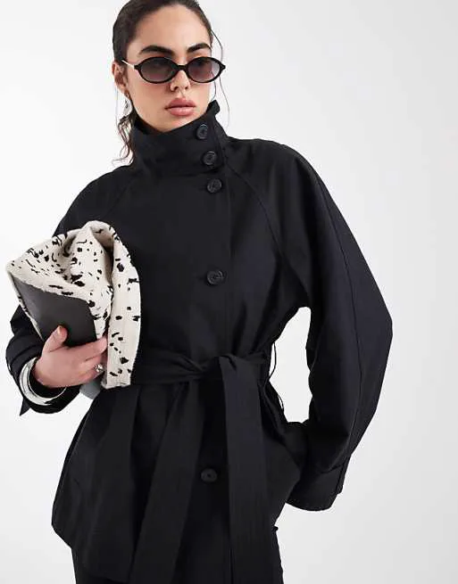 Черный тренч с воротником-воронкой и поясом ASOS DESIGN
Черный тренч с воротником-воронкой и поясом ASOS DESIGN