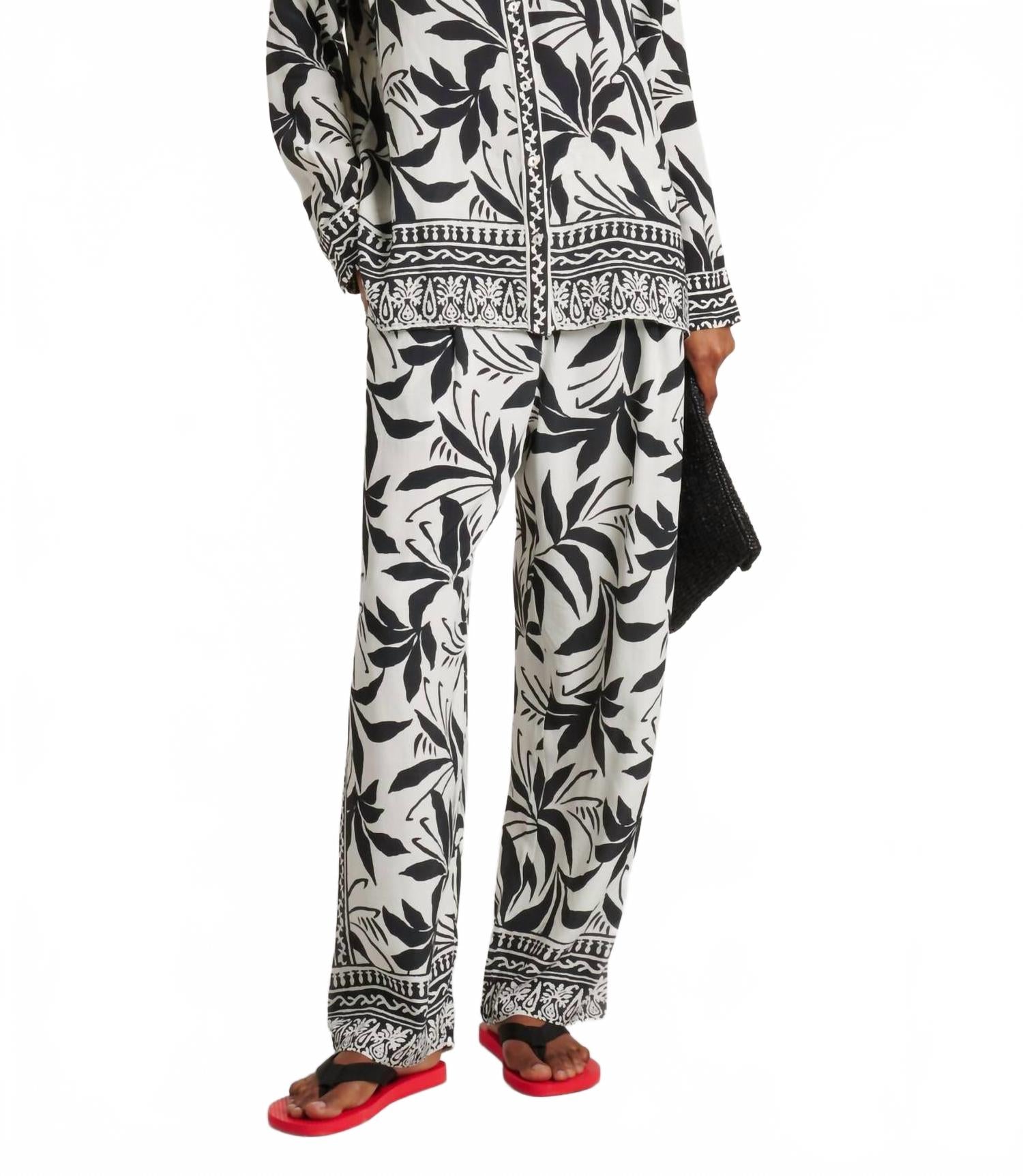 Сьенна блузка в черном цвете Velvet by Graham & Spencer
Сьенна блузка в черном цвете Velvet by Graham & Spencer