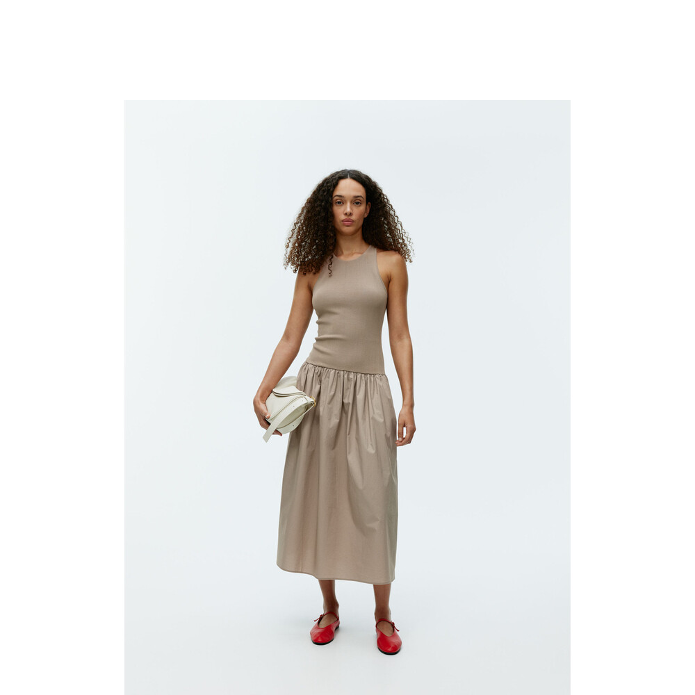 Платье-майка Arket без рукавов, коричневый
Платье-майка Arket без рукавов, коричневый