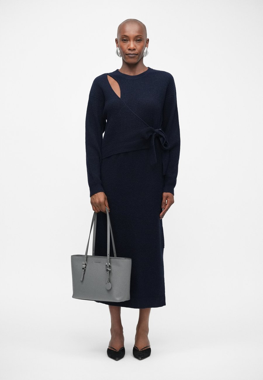 Сумка MICHAEL Michael Kors QUINN TOTE, Storm/Dark Grey
Сумка MICHAEL Michael Kors QUINN TOTE, Storm/Dark Grey