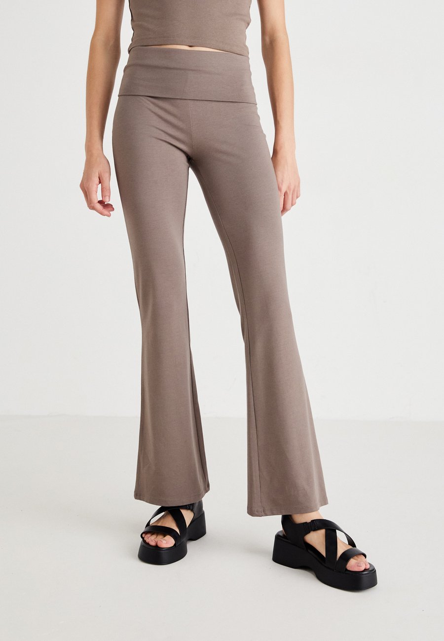 Брюки Gina Tricot SOFT TOUCH FOLDED TROUSERS, Beige
Брюки Gina Tricot SOFT TOUCH FOLDED TROUSERS, Beige