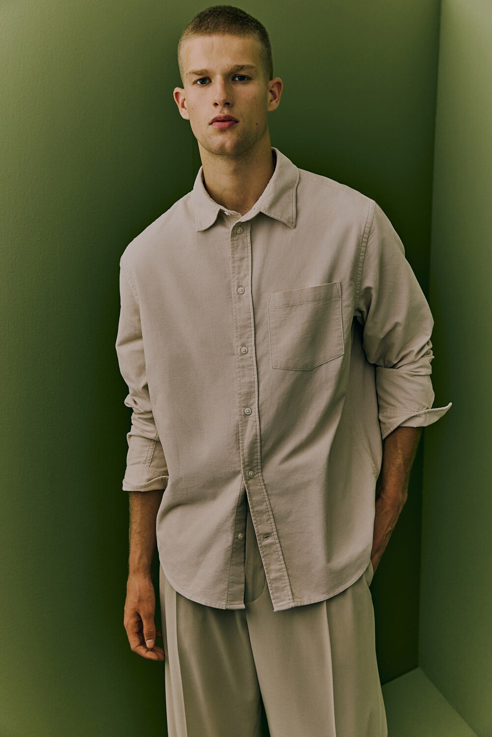 Вельветовая рубашка стандартного кроя H&M, бежевый
Вельветовая рубашка стандартного кроя H&M, бежевый