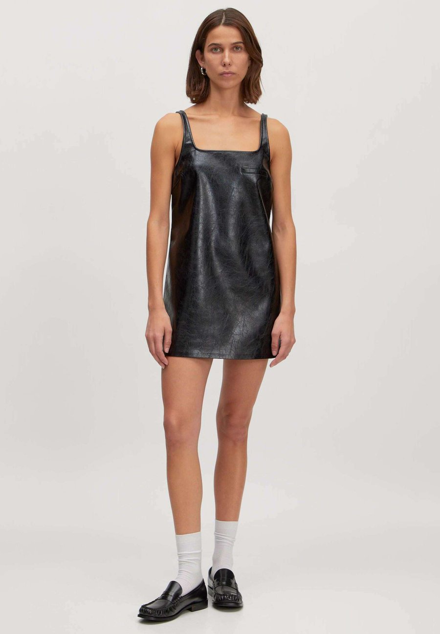 Платье EDITED TEENA, Schwarz/Black
Платье EDITED TEENA, Schwarz/Black