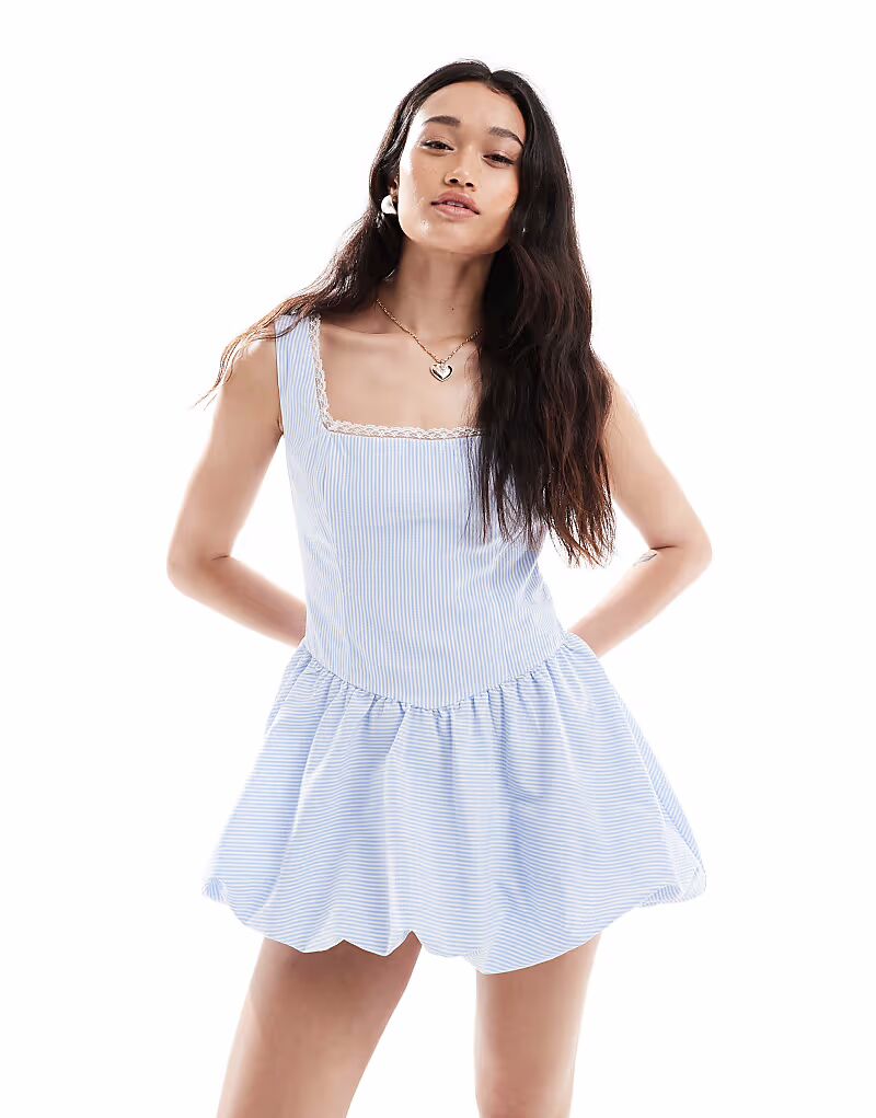 Эксклюзивное мини-платье Frolic с квадратным вырезом, кружевной отделкой и узором в синюю полоску The Frolic
Эксклюзивное мини-платье Frolic с квадратным вырезом, кружевной отделкой и узором в синюю полоску The Frolic