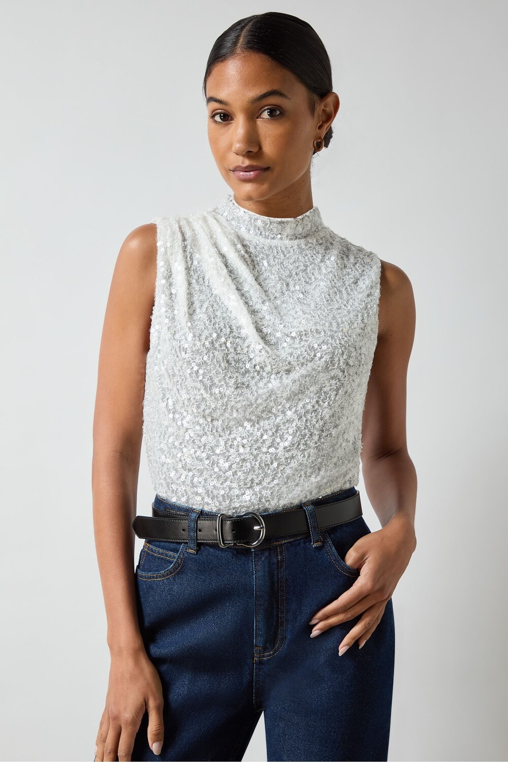 Топ с высоким воротом, расшитый пайетками Ro&Zo, белый
Топ с высоким воротом, расшитый пайетками Ro&Zo, белый