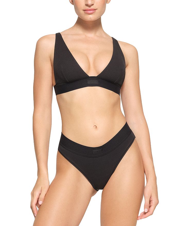 Хлопковый бюстгальтер-бралетт с глубоким вырезом SKIMS, черный
Хлопковый бюстгальтер-бралетт с глубоким вырезом SKIMS, черный