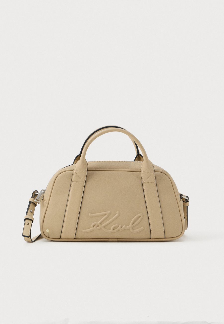 Сумка KARL LAGERFELD VILLE BOWLING BAG, Safari/Beige
Сумка KARL LAGERFELD VILLE BOWLING BAG, Safari/Beige
