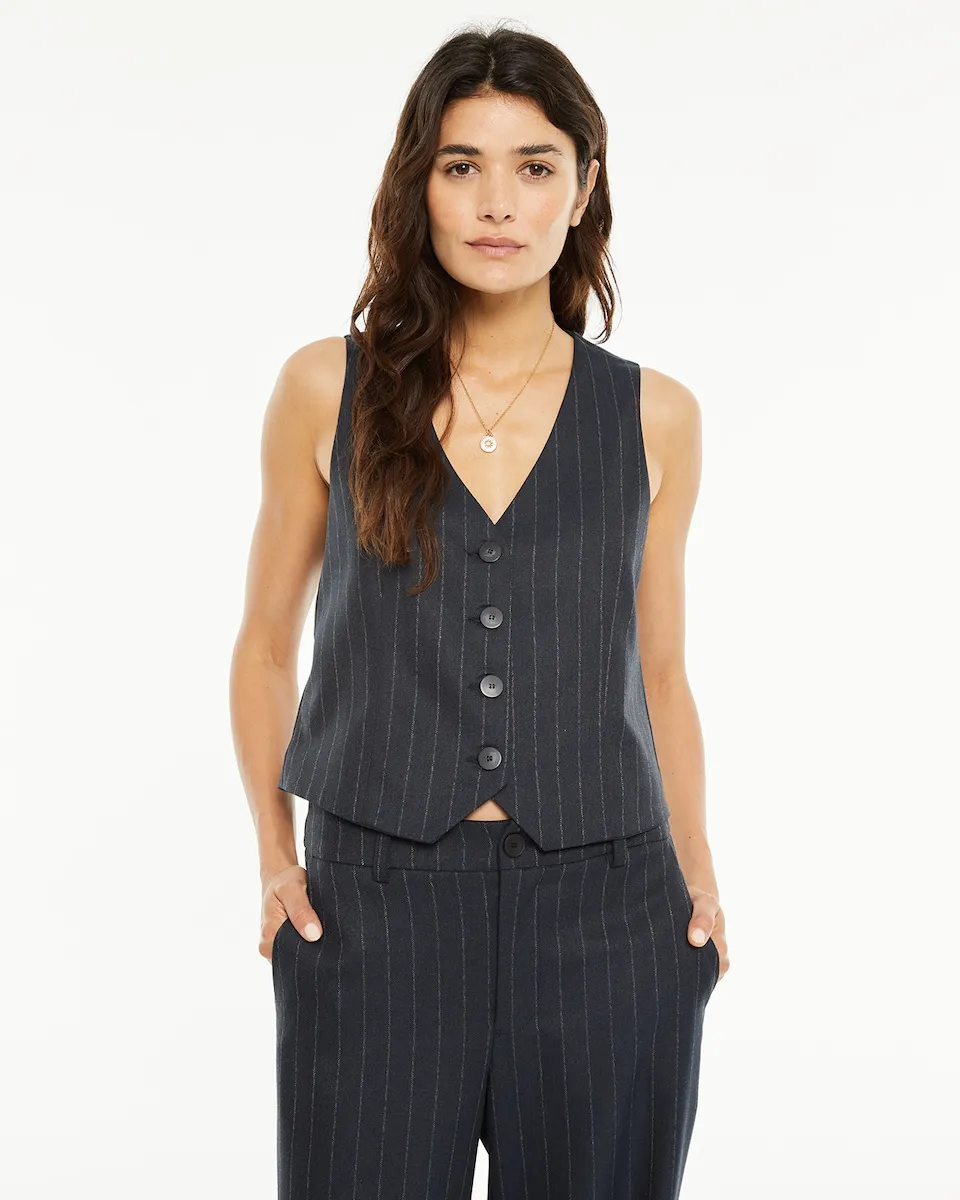 Женский жилет в дипломатическую полоску с V-образным вырезом System Action, темно-серый
Женский жилет в дипломатическую полоску с V-образным вырезом System Action, темно-серый