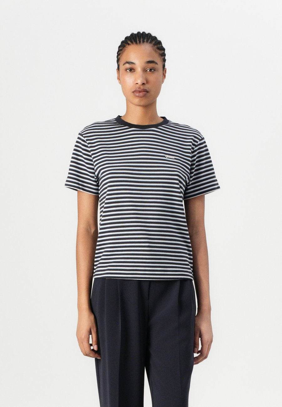 Футболка Guess SARA STRIPED, Blue/Light/Dark Blue
Футболка Guess SARA STRIPED, Blue/Light/Dark Blue