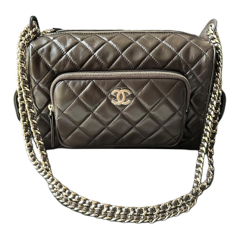 CHANEL Блестящая кожаная фотосумка через плечо с эффектом крепа
CHANEL Блестящая кожаная фотосумка через плечо с эффектом крепа