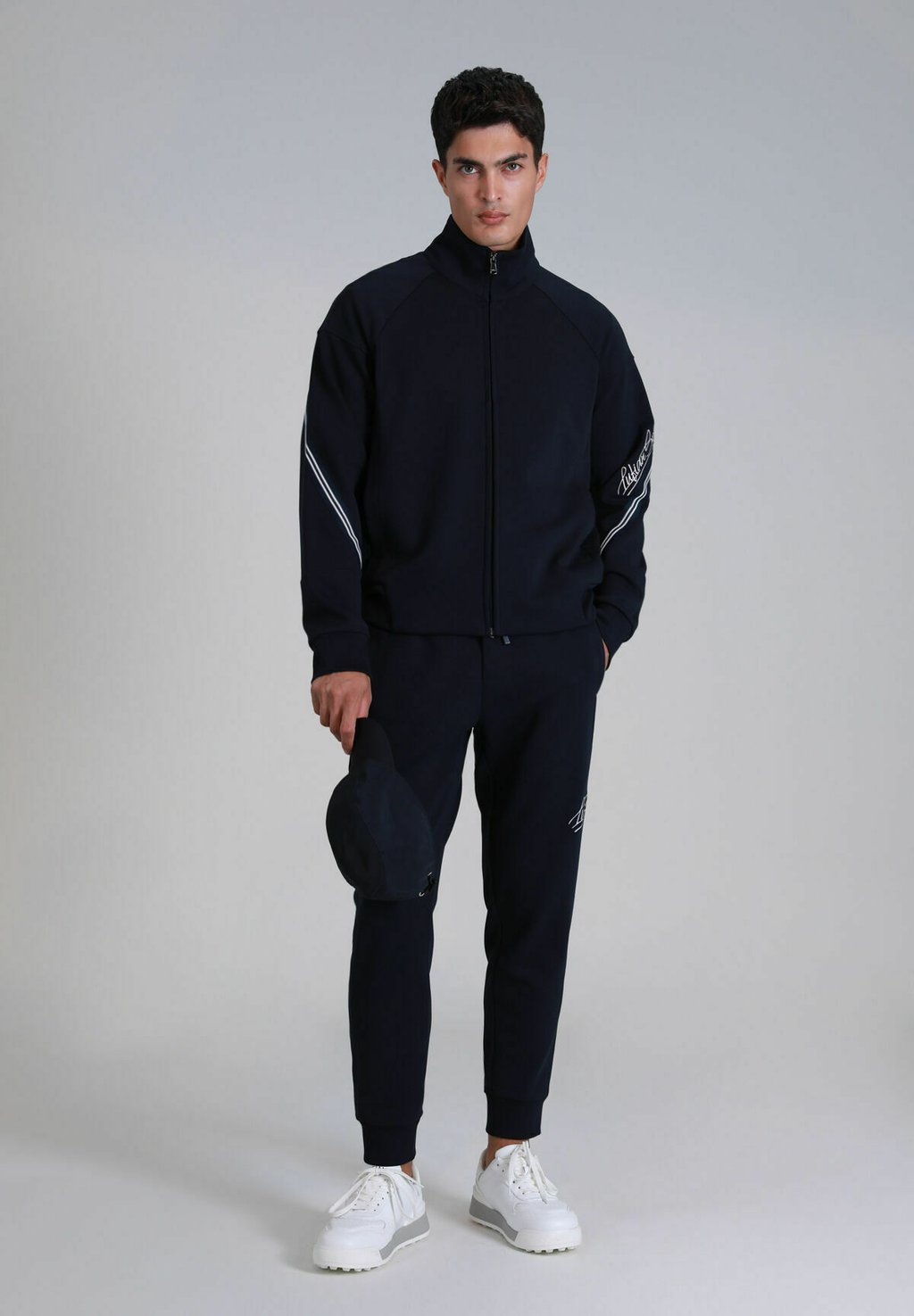 Спортивные брюки ROADER JOGGING Lufian, синий
Спортивные брюки ROADER JOGGING Lufian, синий