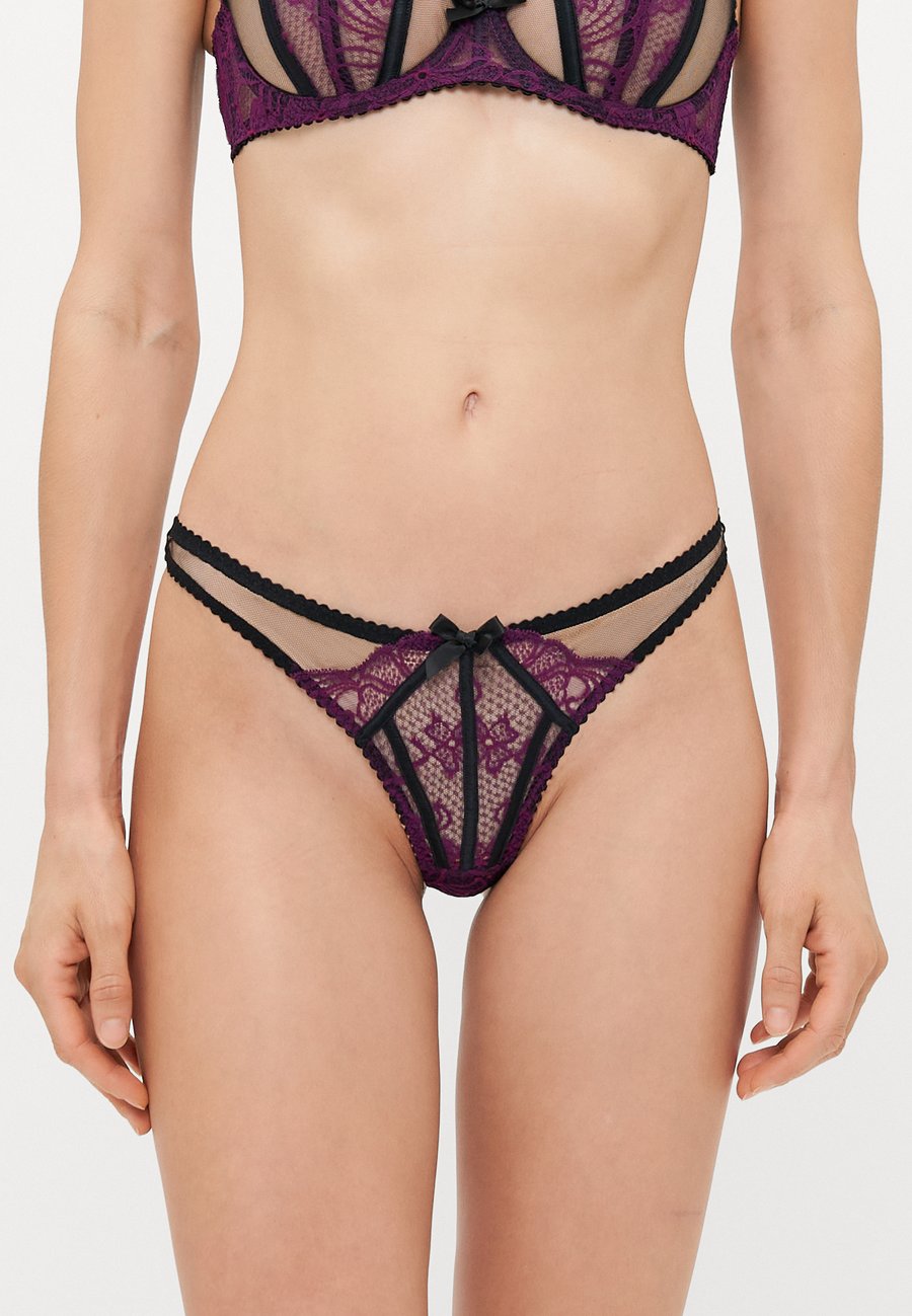 Трусы Agent Provocateur ROZLYN TRIXIE, Black/Plum/Black
Трусы Agent Provocateur ROZLYN TRIXIE, Black/Plum/Black