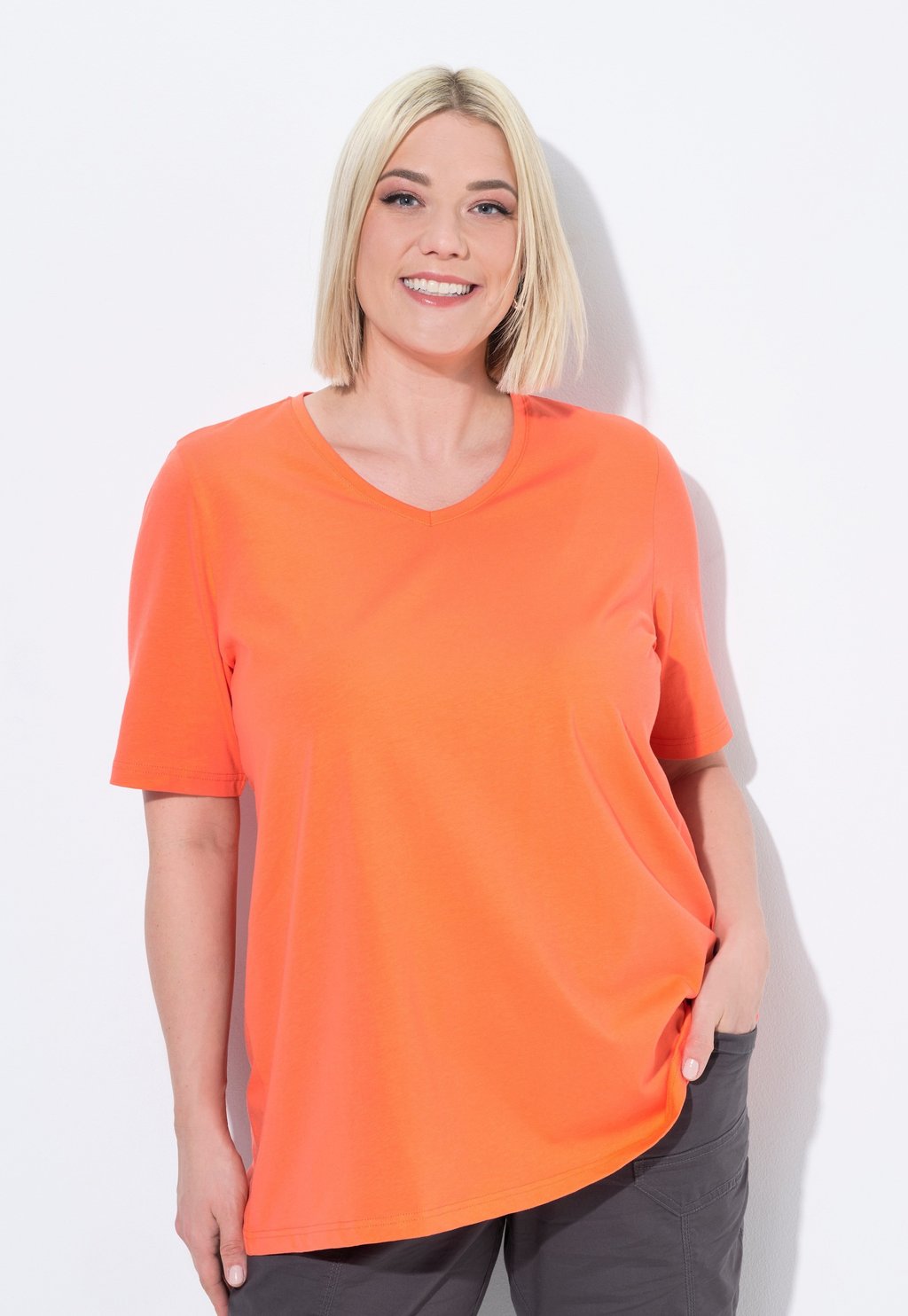 Базовая футболка V-AUSSCHNITT HALBARM Ulla Popken, коралловый 
Базовая футболка V-AUSSCHNITT HALBARM Ulla Popken, коралловый