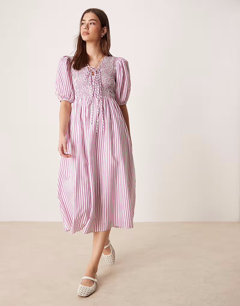 Гламурное макси-платье с завязками спереди и сборками в полоску белого и фиолетового цвета Glamorous
Гламурное макси-платье с завязками спереди и сборками в полоску белого и фиолетового цвета Glamorous