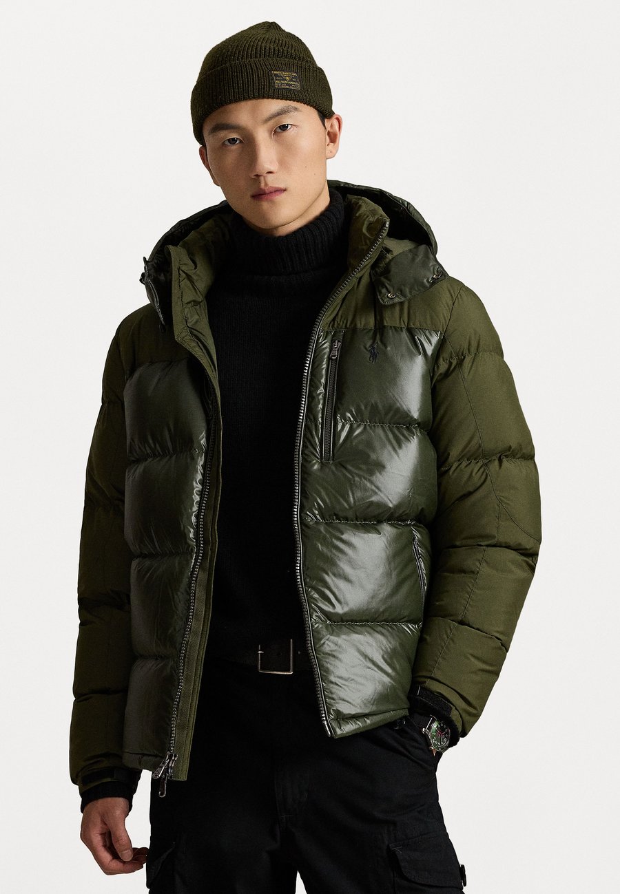 Куртка Polo Ralph Lauren THE GORHAM TWO TONE DOWN JACKET, Dark Loden/Dark Blue
Куртка Polo Ralph Lauren THE GORHAM TWO TONE DOWN JACKET, Dark Loden/Dark Blue