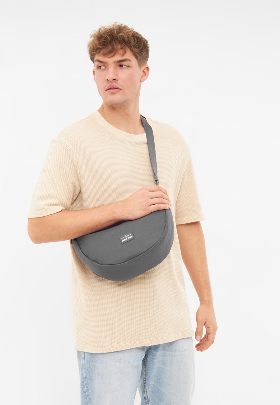 Сумка кросс-боди Johnny Urban ALLY MEDIUM, Dunkelgrau/Dark Grey
Сумка кросс-боди Johnny Urban ALLY MEDIUM, Dunkelgrau/Dark Grey
