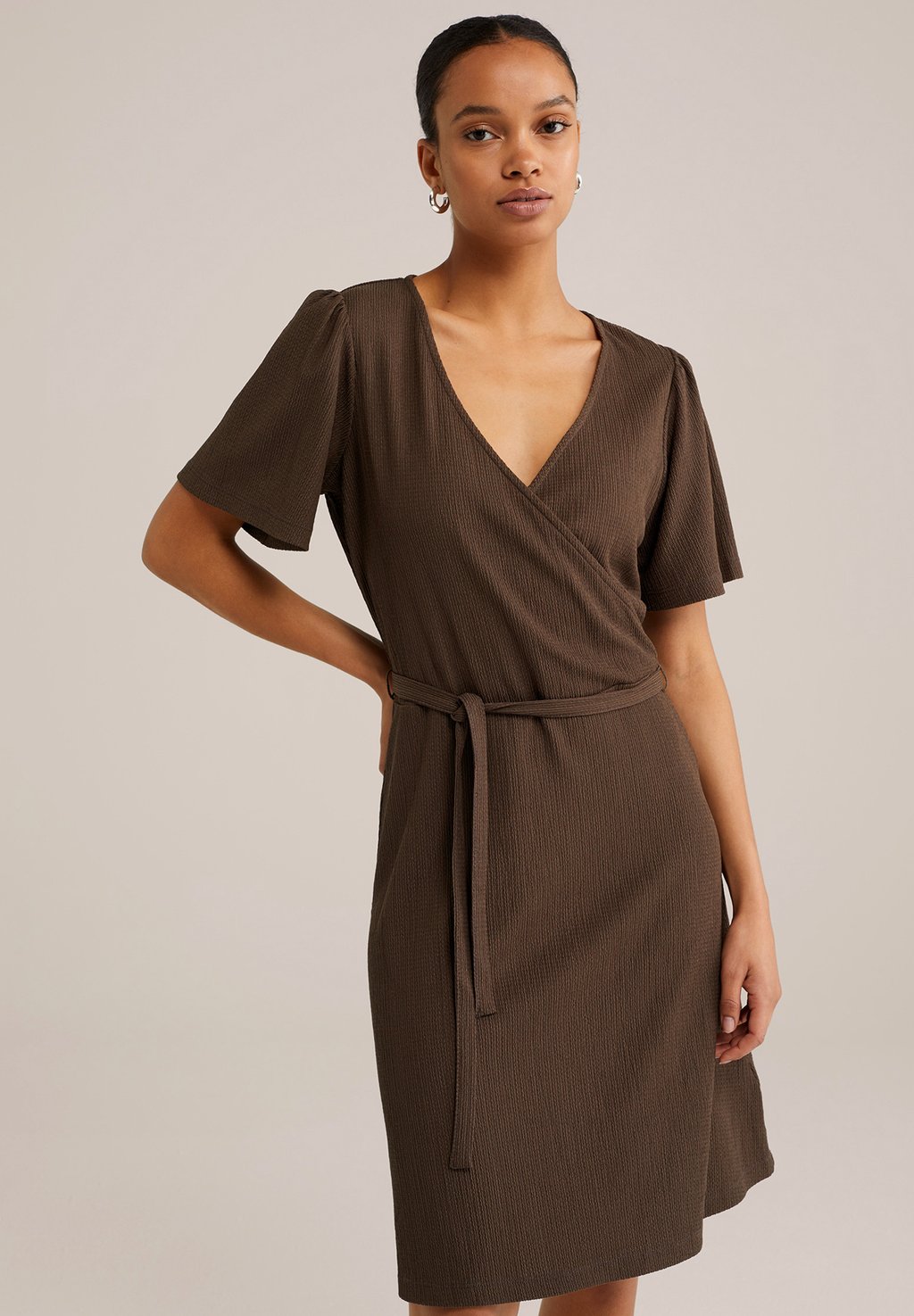 Повседневное платье WE Fashion, темно-коричневый
Повседневное платье WE Fashion, темно-коричневый