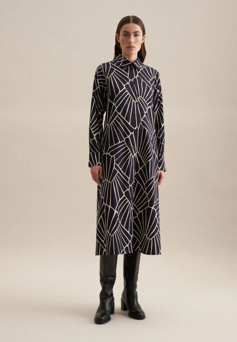 Летнее платье seidensticker "Black Rose", воротник с длинными рукавами и принтом, синий
Летнее платье seidensticker "Black Rose", воротник с длинными рукавами и принтом, синий