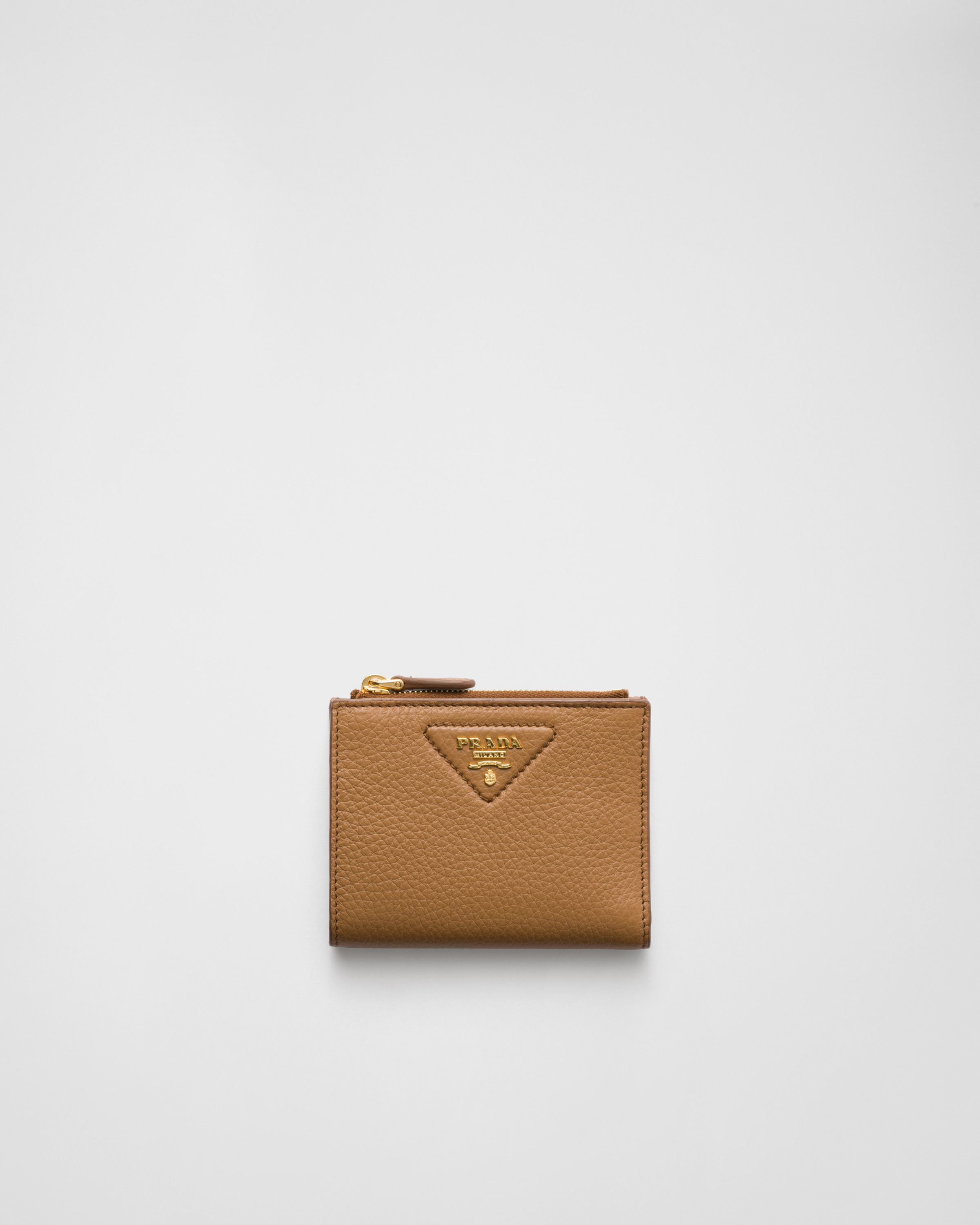 Маленький кожаный кошелек Prada, коричневый
Маленький кожаный кошелек Prada, коричневый