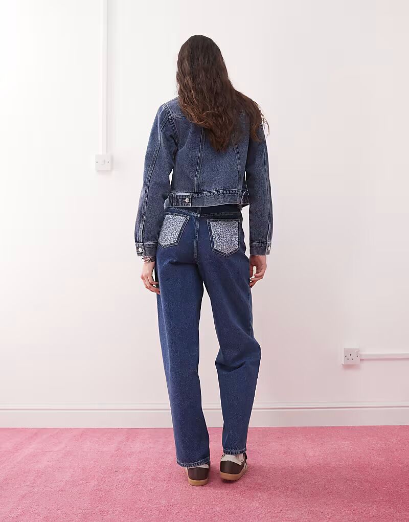 Мешковатые джинсы Miss Selfridge с цветочными заплатками синего цвета
Мешковатые джинсы Miss Selfridge с цветочными заплатками синего цвета