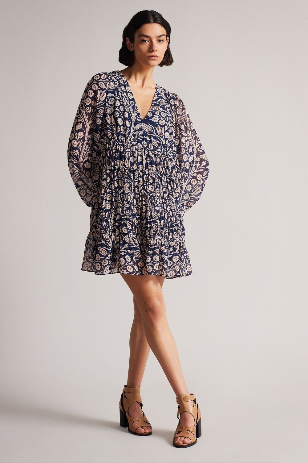 Синее каскадное мини-платье Trissa расширенное книзу Ted Baker, синий
Синее каскадное мини-платье Trissa расширенное книзу Ted Baker, синий