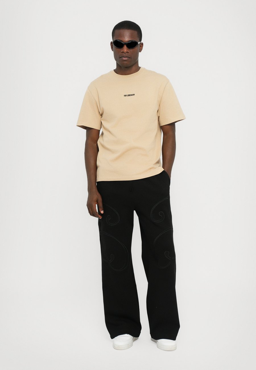 Футболка Han Kjøbenhavn DAILY OVERSIZED TEE UNISEX, Sand
Футболка Han Kjøbenhavn DAILY OVERSIZED TEE UNISEX, Sand