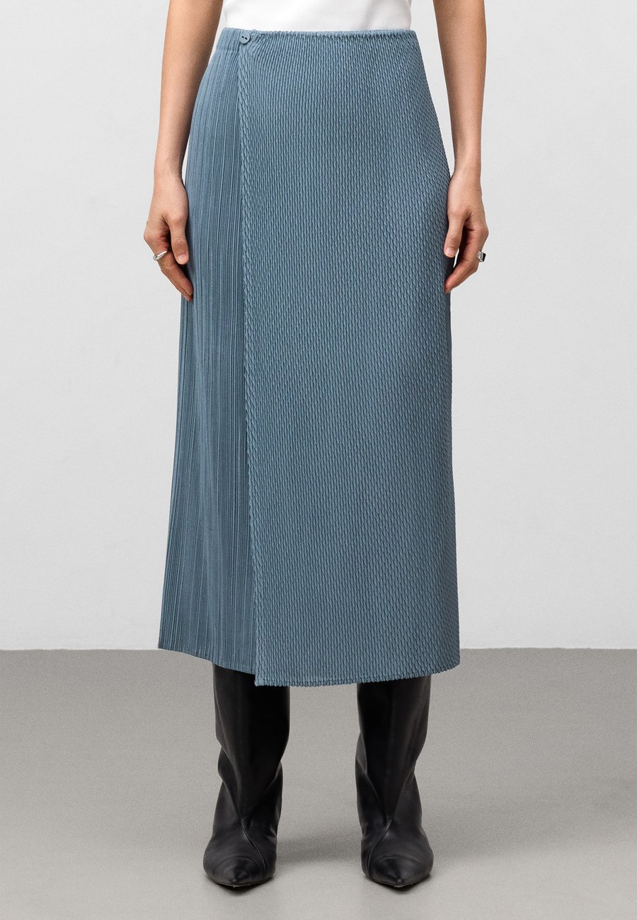 Юбка ADOLFO DOMINGUEZ CRINKLE WITH OVERLAID PANEL , Grey Blue/Blue-Grey
Юбка ADOLFO DOMINGUEZ CRINKLE WITH OVERLAID PANEL , Grey Blue/Blue-Grey