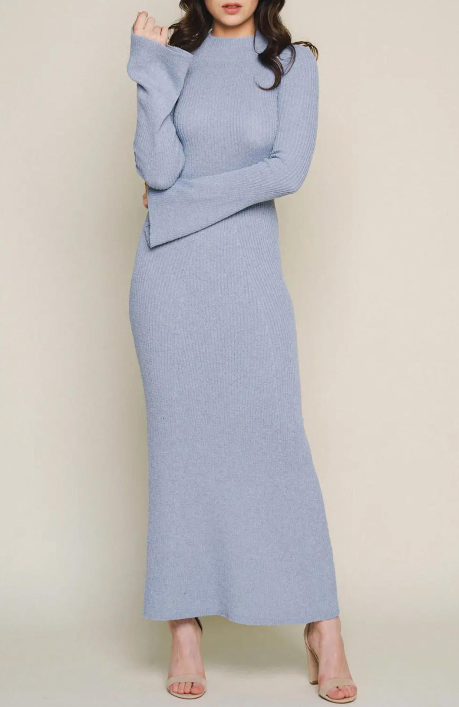 Макси-платье с вырезом на спине в пыльно-голубом цвете SweaterLand
Макси-платье с вырезом на спине в пыльно-голубом цвете SweaterLand